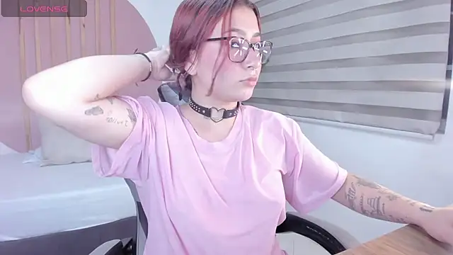 Snapshot of charlottee27_ chatting on February 2026 02:05:01 AM charlottee27 online show from February 2026 02:05:01 AM