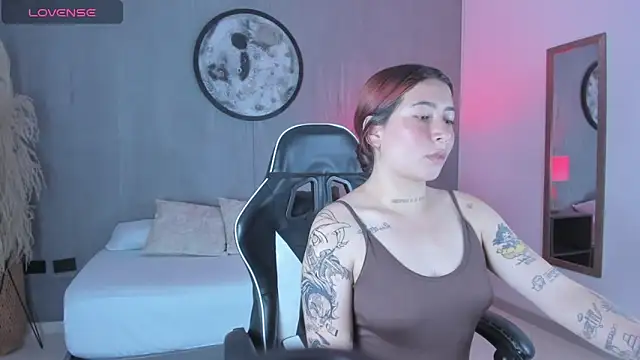 Snapshot of charlottee27_ chatting on February 2026 02:13:02 AM charlottee27 online show from February 2026 02:13:02 AM