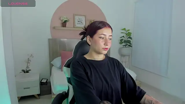 Snapshot of charlottee27_ chatting on February 2026 07:25:02 PM charlottee27 online show from February 2026 07:25:02 PM