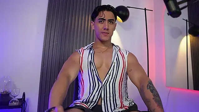 Snapshot of TaylerCross_ chatting on February 2026 07:17:02 PM TaylerCross online show from February 2026 07:17:02 PM