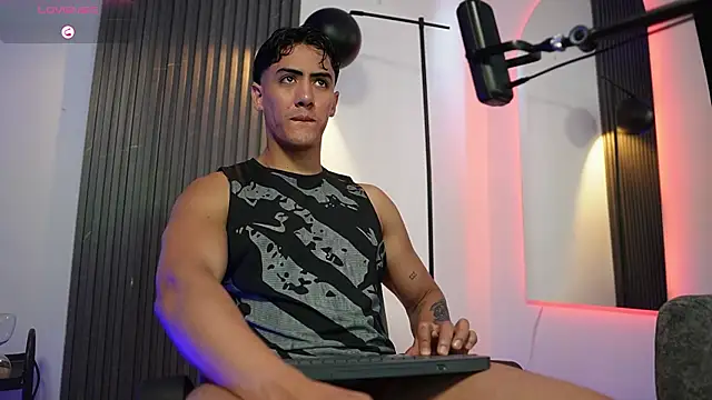 Snapshot of TaylerCross_ chatting on February 2026 06:01:02 PM TaylerCross online show from February 2026 06:01:02 PM