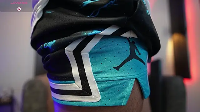 Snapshot of TaylerCross_ chatting on February 2026 06:40:02 PM TaylerCross online show from February 2026 06:40:02 PM