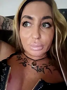 MiaMooly online show from November 2025 05:34:02 PM