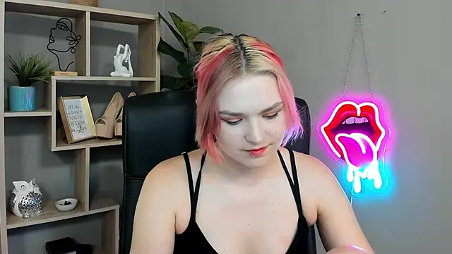 SweetLilyxo online show from June 2026 01:32:01 PM