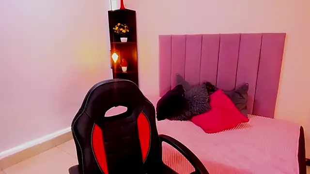 Snapshot of Raven_love chatting on April 2026 08:03:01 PM Raven love online show from April 2026 08:03:01 PM