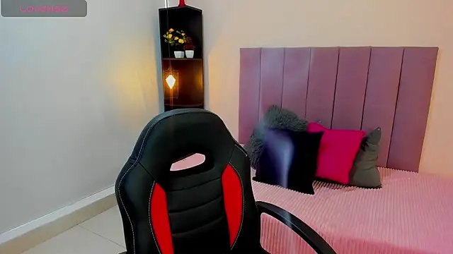 Snapshot of Raven_love chatting on April 2026 08:57:01 PM Raven love online show from April 2026 08:57:01 PM