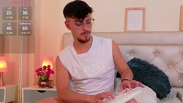 Snapshot of Aiden_Gray chatting on February 2026 08:41:02 PM Aiden Gray online show from February 2026 08:41:02 PM