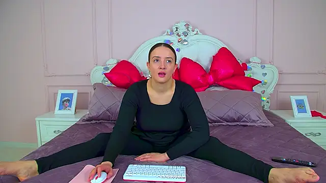 ElinaBellucci online show from March 2026 04:19:01 AM