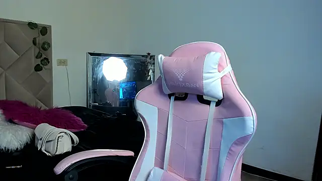 Chloe Miller 2 online show from March 2026 07:17:01 PM