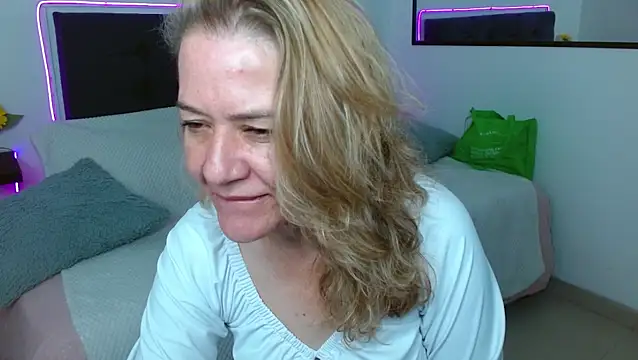 Snapshot of andreea_xx chatting on February 2026 01:42:01 PM andreea xx online show from February 2026 01:42:01 PM