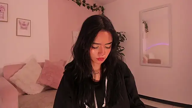 Mila jenner online show from February 2026 01:18:02 PM