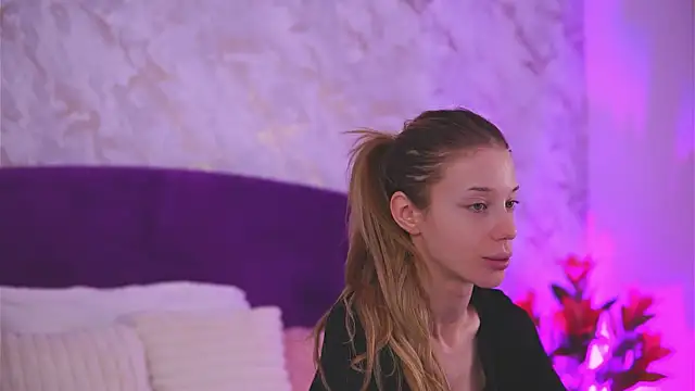 Snapshot of EllinaNuria chatting on February 2026 04:19:02 AM EllinaNuria online show from February 2026 04:19:02 AM