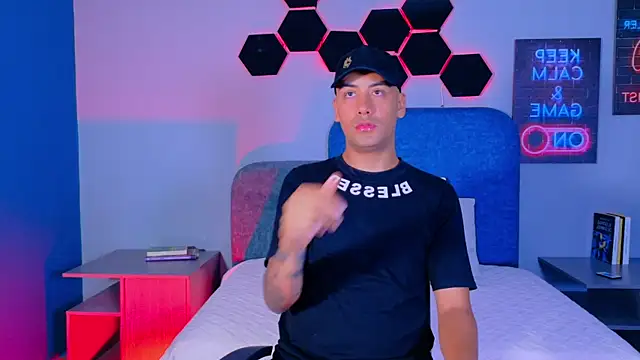 Snapshot of TommyBlue_ chatting on February 2026 06:44:01 PM TommyBlue online show from February 2026 06:44:01 PM