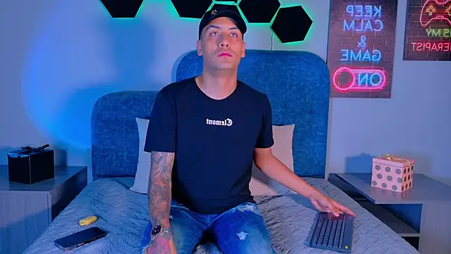 Snapshot of TommyBlue_ chatting on February 2026 06:47:01 PM TommyBlue online show from February 2026 06:47:01 PM