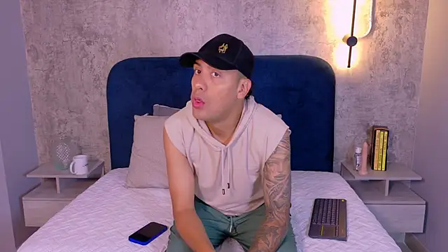 Snapshot of TommyBlue_ chatting on February 2026 05:02:01 PM TommyBlue online show from February 2026 05:02:01 PM