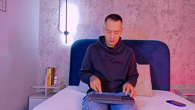 Snapshot of TommyBlue_ chatting on February 2026 03:42:02 PM TommyBlue online show from February 2026 03:42:02 PM