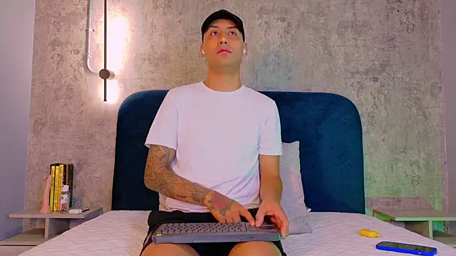 Snapshot of TommyBlue_ chatting on February 2026 06:28:01 PM TommyBlue online show from February 2026 06:28:01 PM