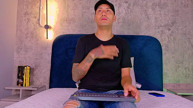 Snapshot of TommyBlue_ chatting on February 2026 06:50:01 PM TommyBlue online show from February 2026 06:50:01 PM