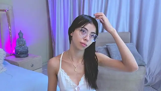 Mia Naive online show from May 2026 12:22:02 PM