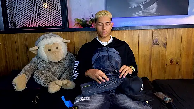 ItsZairen online show from March 2026 03:36:01 AM