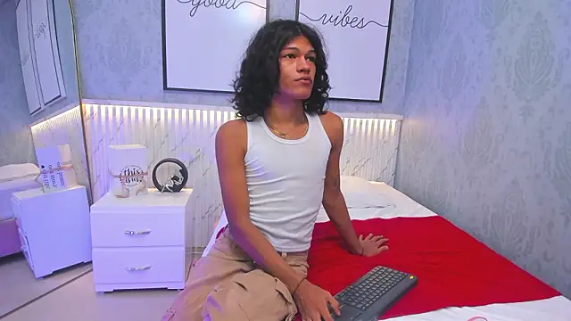 littlesweet18  online show from February 2026 02:06:02 AM