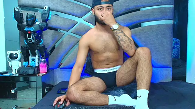 Xanderstone00 online show from June 2026 07:13:01 AM