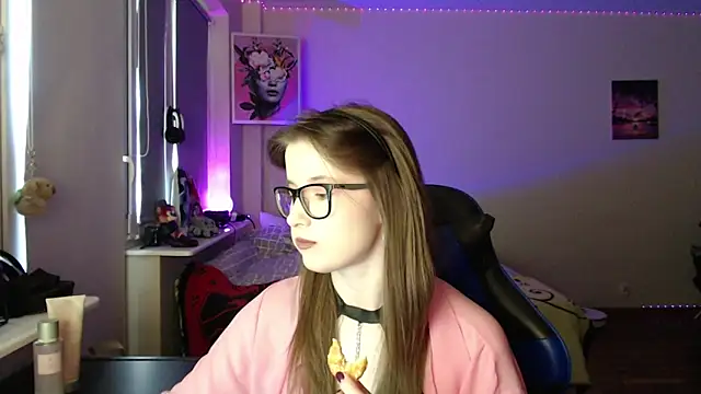 LunaXcherry online show from April 2026 04:40:02 PM