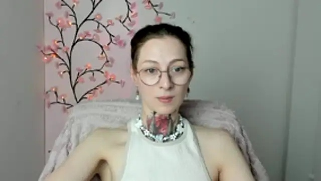 Esmi Winter online show from May 2026 11:26:02 AM