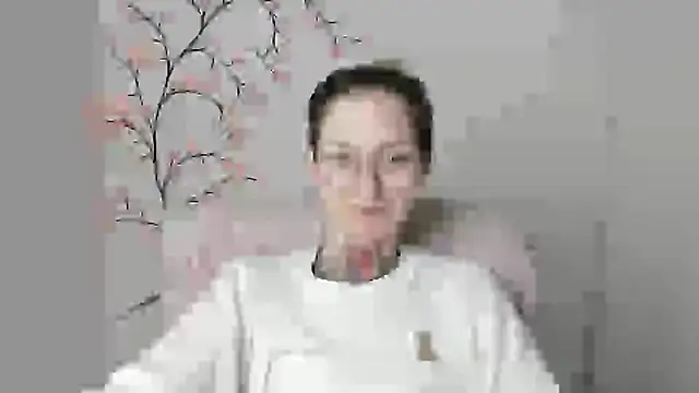Esmi Winter online show from May 2026 05:41:01 PM