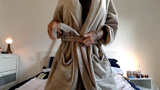 Snapshot of Sophie-Logan-Ink chatting on April 2026 08:45:01 AM Sophie-Logan-Ink online show from April 2026 08:45:01 AM