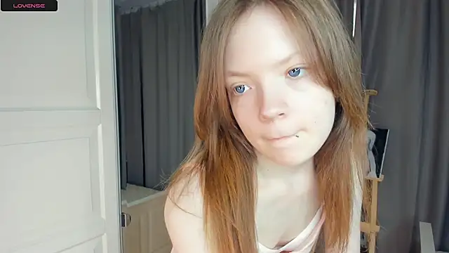 Snapshot of LavenderMitten chatting on May 2026 05:57:01 AM LavenderMitten online show from May 2026 05:57:01 AM
