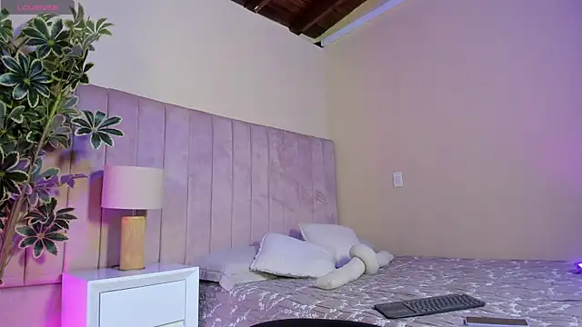 Ashley Beaomunt online show from April 2026 11:22:02 AM