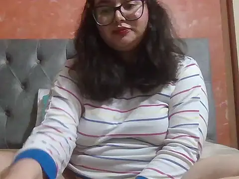 Snapshot of DearestKittyKat chatting on February 2026 04:19:01 AM DearestKittyKat online show from February 2026 04:19:01 AM