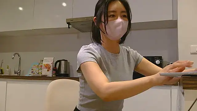 Snapshot of Mochi-Momo chatting on April 2026 11:32:01 AM Mochi-Momo online show from April 2026 11:32:01 AM