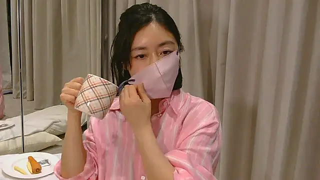 Snapshot of Mochi-Momo chatting on April 2026 02:43:01 PM Mochi-Momo online show from April 2026 02:43:01 PM