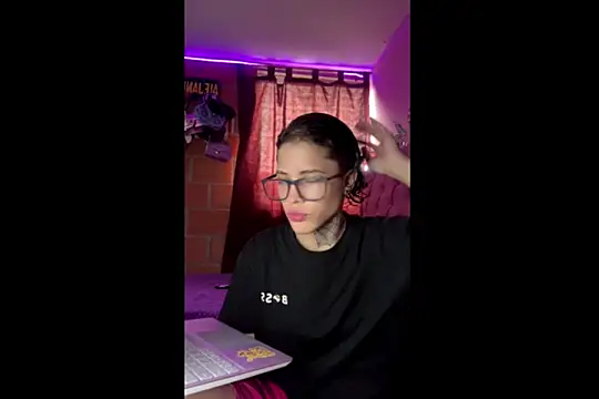 Snapshot of Ale_cuzz chatting on April 2026 07:50:02 PM Ale cuzz online show from April 2026 07:50:02 PM