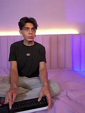 abrilandjulian online show from May 2026 02:45:01 PM