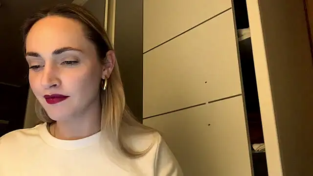 Snapshot of AmelieHot chatting on February 2026 07:43:01 PM AmelieHot online show from February 2026 07:43:01 PM