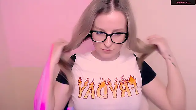 Snapshot of AnnePeach chatting on April 2026 06:13:02 PM AnnePeach online show from April 2026 06:13:02 PM