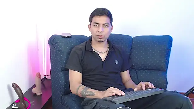Snapshot of polloCol4U chatting on April 2026 04:26:01 AM polloCol4U online show from April 2026 04:26:01 AM