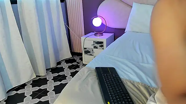 Snapshot of PerlaRogerss_ chatting on April 2026 11:29:02 AM PerlaRogerss online show from April 2026 11:29:02 AM