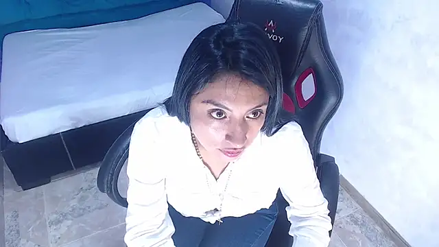 abril castanocm online show from February 2026 04:20:01 AM