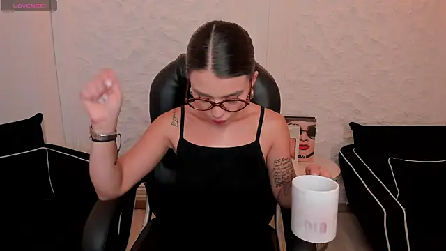 JulietteMoreau online show from May 2026 08:27:01 PM
