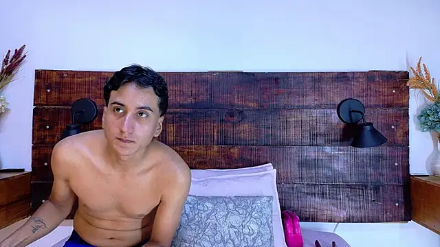 Esmeralda and Naim online show from February 2026 07:01:02 PM