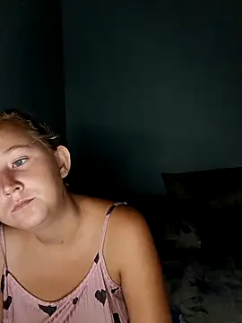 Snapshot of sneakylildevil chatting on April 2026 11:32:01 PM sneakylildevil online show from April 2026 11:32:01 PM