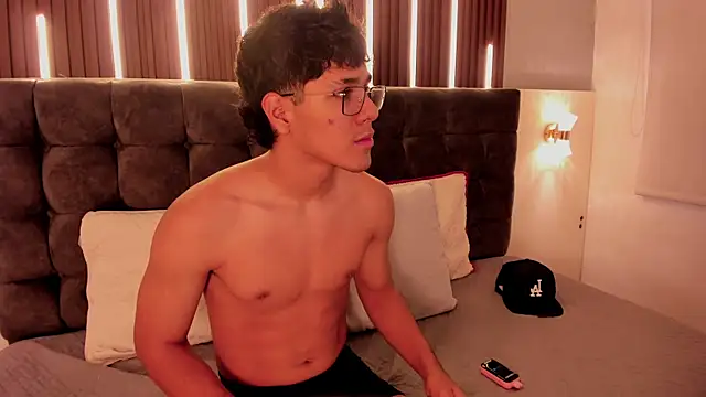 Daviid18   online show from February 2026 01:54:02 PM