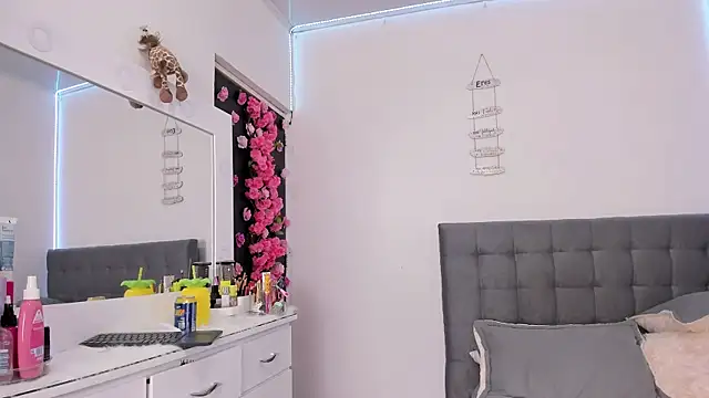 Snapshot of Ariana-Cobos chatting on April 2026 09:23:01 PM Ariana-Cobos online show from April 2026 09:23:01 PM