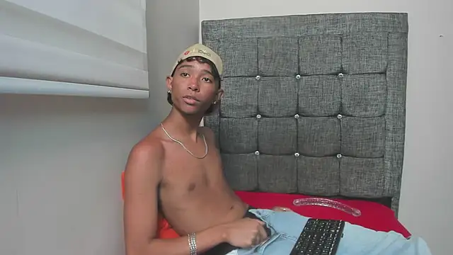 Snapshot of Little_Twink19x chatting on February 2026 07:23:01 PM Little Twink19x online show from February 2026 07:23:01 PM