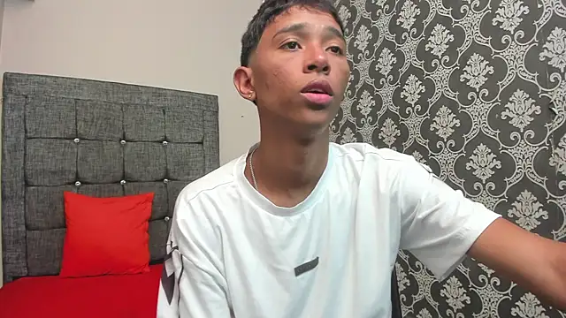 Snapshot of Little_Twink19x chatting on March 2026 07:10:01 PM Little Twink19x online show from March 2026 07:10:01 PM