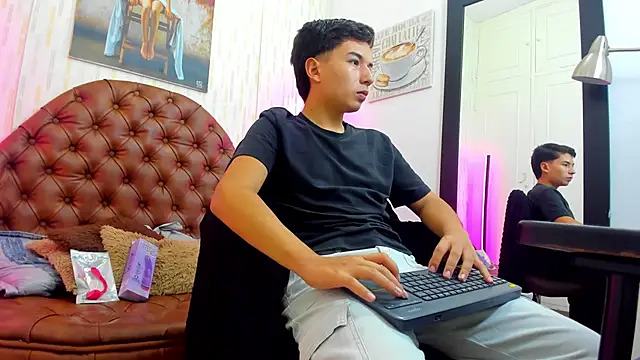 thiago cruz0 online show from March 2026 01:00:02 PM